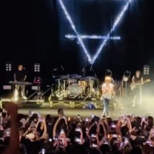 Marcelo Bonfá Instagram - Tocar na Concha Acustica em Salvador é sempre uma experiência única junto desse público massa!! Por enquanto é só !
@dadoebonfatour #legiaoufbana #salvador #bahia