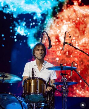Marcelo Bonfá Instagram - Crianças ,rock ,skate ..e botinas usadas fizeram  a noite ser mais legal ontem em Brasilia no Porão do Rock.🥁🛹 @dadoebonfatour