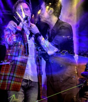 Marcelo Bonfá Instagram - Minha edição de fotos do sábado em BSB,cantando com meus  irmãos queridos do @capitalinicial e #pleberude no niver de 64 anos da cidade.