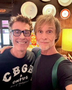 Marcelo Bonfá Instagram - Amigo querido @dinhoouropreto.
Bem vindo de volta à terrinha.Te segui em sua viagem pela Europa.
Aliás estamos na mesmo viagem a décadas !..e que viagem ,né?!
E obrigado por me apresentar a família gastronômica Ton Ton.
