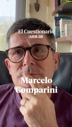 Marcelo Comparini Instagram - Gran estreno🤩🤩🤩Hoy comienza el #CuestionarioLS  junto a nuestros amigos de @kombu_chacha.

🏆El invitado de hoy: @marcelocomparini, periodista y animador, a quien actualmente podemos ver en televisión con su programa “Atlas de Chile”, todos los sábados a las 22:30 horas por TVN.

🏓A partir de hoy y todos los miércoles, compartiremos un nuevo episodio de nuestro nuevo microprograma “El Cuestionario Ladera Sur”, donde ampliamos nuestras fronteras y salimos del bosque en busca de algunos personajes públicos de las culturas, deportes, arte y más, para conocer su relación con la naturaleza.

👉🏾Es conducido por la editora de LS, la periodista @barbaratupperb 

🔎No te lo pierdas, todos los miércoles a través de nuestras redes sociales.

🌿Este espacio es presentado por @kombu_chacha. Una idea original de @laderasur!

#cuestionario #kombucha #kombuchacha #famosos #pingpong #laderasur