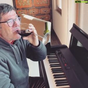 Marcelo Comparini Instagram - 🍷🍾🎶🎹