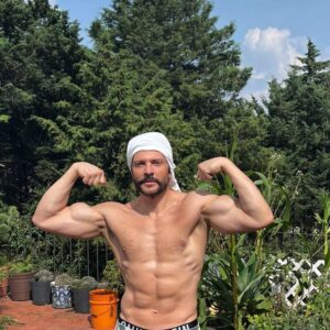 Marcelo Córdoba Instagram - El camino al éxito no tiene dias libres #fakeituntilyoumakeit illyoumakeit #gym #airelibre #outdoors #actor #telenovela