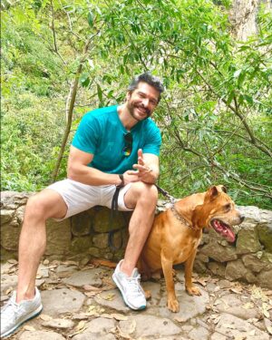 Marcelo Córdoba Instagram - Al ritmo que van las cosas, Max es con el único que me voy a poder tomar fotos 📸🤦🏼‍♂️🤬 #chismesfaranduleros #actorslife #marcelocordoba #actor #mascotas #pitbull #elqueentendioentendio