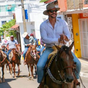Marcelo Córdoba Instagram - Gracias a toda la comunidad de #emilianozapatatabasco y las autoridades de @ayuntamientoemilianozapata por el cariño, respeto y afecto que me demostraron en mi visita a la #feriazapata2022 y también por los regalos!😆 que lindos días y recuerdos me llevo! #balcondelusumacinta #lafiestaescontigo #festivaldelapanela @julissabravoe  #mauricioromo hasta de jurado estuve! #actor #marcelocordoba #tabasco #nuestraseñoradelrosario