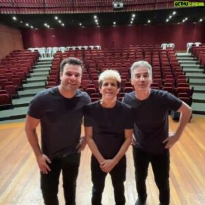 Marcelo Laham Instagram - Pronto. O "Embrulha ao Vivo" nasceu. Agora é você acompanhar a nossa agenda e garantir o seu ingresso pra quando a gente passar pela sua cidade. O link tá na nossa bio. 🥰🎬
.
.
#embrulhaaovivo #embrulhapraviagem #teatro #humor
