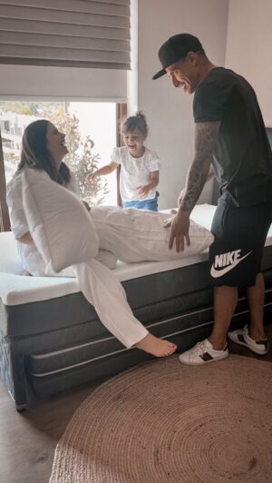 Marcelo Marocchino Instagram - Dormir Bien Se refleja todos los días en nuestro estado de ánimo, nuestra energía y nuestra salud mental, es por eso que @emmacolchon_chile trae para esta Navidad y Para su descanso un 33% de descuento hasta el 24 diciembre…. Que esperas? Dormir Bien Es Algo Necesario… Aprovecha, Los Beneficios Del Dormir Bien son Muchos
Código Descuento: MARCELO3 / MAGUI3
.
. Diseñado por un sueño perfecto
. Clima-Regulador
. Mejora la Memoria y Aprendizaje

#NavidadconEmma #ColchónEmma #DontWorrySleepHappy #SueñaConEmma