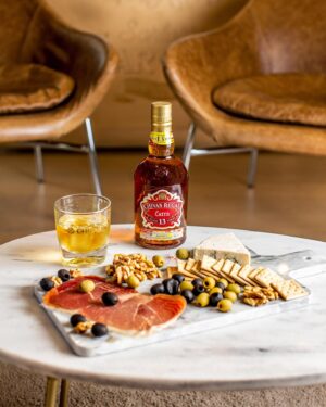Marcelo Marocchino Instagram - A la hora de disfrutar mi Chivas yo siempre lo acompaño de una mezcla de sabores únicos para contrastar el whisky, como un exquisito jamón ibérico, aceitunas, unas galletas neutras, nueces y un queso fuerte como el azul.
Y para ustedes, ¿Cuáles son sus esenciales para un momento Chivas?
Responde en los comentarios 👇🏼 los leo!
@chivaschile 
.
.
.
#ElExitoEstaEnLaMezcla #publicidad