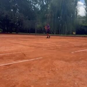 Marcelo de Bellis Instagram - 🎾 Practicar Tenis es un desafío hermoso. Es, entre otras cosas, aprender a enfrentar tus propias frustraciones.
Aqui un pequeño “homenaje” al profe @francodidiego. Gracias por la paciencia, la obsesión por “la técnica perfecta” y la puntualidad 👏🏽👏🏽👏🏽