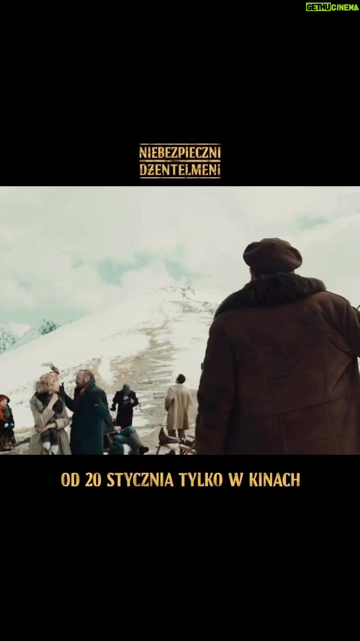 Marcin Dorociński - 3.3K Likes - Co wydarzyło się w Zakopanem… zostaje zakopane! Zobaczcie teaser „Niebezpiecznych Dżentelmenów”. A w nim plejada wybitnych polskich aktorów odsłaniająca nieznane oblicze słynnych postaci oraz piętrowa zagadka kryminalna i niepowtarzalna atmosfera Zakopanego – wszystko to w reżyserskim debiucie fabularnym Macieja Kawalskiego. „Niebezpieczni Dżentelmeni” to iskrzący dowcipem i tętniący akcją komediowy kryminał, w którym równie ważne jak to „kto zabił?”, jest pytanie „kogo zabito?”.
Marcin Dorociński, Tomasz Kot, Andrzej Seweryn i Wojciech Mecwaldowski jako artystyczne, naukowe i… celebryckie osobowości początku XX wieku w sensacyjnej historii, której próżno szukać na kartach podręczników!
Tadeusz Boy-Żeleński (T. Kot), Witkacy (M. Dorociński), Joseph Conrad (A. Seweryn) i Bronisław Malinowski (W. Mecwaldowski), cztery znakomitości zakopiańskiej bohemy budzą się po mocno zakrapianej, całonocnej imprezie. Głowy pękają im od kaca, nikt nic nie pamięta, a sytuacji nie poprawiają znalezione na podłodze zwłoki nieznanego mężczyzny. Dodatkowo do drzwi domu dobijają się właśnie stróże prawa, a to dopiero początek kłopotów. Rozpoczyna się wyścig z czasem, w którym bohaterowie muszą uwolnić się nie tylko od podejrzeń, ale także od równie niebezpiecznych środowiskowych plotek i jak najszybciej wyjaśnić zagadkę tajemniczej śmierci. Wkrótce za sprawą tych błyskotliwych i uwielbiających ryzyko dżentelmenów tętniące kulturalnym życiem Zakopane stanie się tłem wielkiej intrygi, w którą zamieszani będą gangsterzy, artyści i politycy, w tym Zofia Nałkowska czy Józef Piłsudski. Na drodze bohaterów stanie również Lenin we własnej osobie, który akurat zawitał do Poronina
Zapraszamy do kin! 🎬🎬🎬