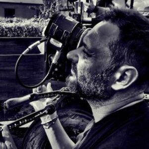 Marcin Dorociński Instagram - Jest taka samotna łza spływająca po policzku Kaprala Wydry w filmie „Obława”. I dziś ta samotna łza płynie z powodu tragicznej śmierci Arka Tomiaka. Nie tylko wybitnego operatora i artysty, a przede wszystkim życzliwego człowieka. Bo zmieścić jego życie i jego osobę w jednym słowie „operator” to tak, jakby powiedzieć nic.

Bo jakim operatorem był Arek Tomiak to wiedzą wszyscy. Jego filmy - te, które zapisały się w historii polskiego kina mówią i będą mówić za siebie same. Ale jakim był człowiekiem - wie już niewielu. A Arek kochał życie, podróże, winyle, kuchnię. Uwielbiał gotować, podejmować gości. Wykształcił i wypuścił w świat całe pokolenie operatorów. Wspierał debiutujących reżyserów. Miał wspaniałe, cięte poczucie humoru, ale też wrażliwość, która kryła się za jego wnikliwymi oczami i łagodnym uśmiechem. A przede wszystkim miał tyle przed sobą. Tyle filmów do zrobienia. Tyle krajów do odwiedzenia. Tyle potraw do skosztowania. I teraz już nie samotna łza płynie po policzku, ale cały ich potok.

Świat filmowców, to w dużej mierze świat ludzi cienia. Ludzi, którzy ciężko pracują na sukces innych - ale sami bywają niewidoczni. To nam, frontmenom - aktorom, reżyserom przypada cały splendor. A za nami stoją ludzie, którzy często biorą na siebie największy ciężar. I nie zawsze są za to docenieni i nie zawsze doczekują momentu, kiedy mówi się o tym głośno. I taką osobą był Arek i dziś chciałbym go pożegnać. I podziękować zarazem.

Bo mam Arkowi za co dziękować.

Dziękować za to, że kiedy nieśmiało zaczynałem marzyć o graniu poza Polską - był jedną z nielicznych osób, która nie wyśmiała tego pomysłu, a wręcz przeciwnie. Wsparł i pomógł. I niech to pójdzie w świat, niech będzie głośno - jak bardzo hojny był Arek. Jak bardzo był bezinteresowny. Kiedy ponad dziesięć lat temu udostępnił mi studio, naszpikowane jego najlepszym sprzętem wraz z całym pionem operatorskim - za uśmiech, za butelkę wina. Bym mógł nagrać self tape. I kręciliśmy - cały dzień w upalne lato - w pełnej scenografii, z charakteryzacją, z partnerem, z jazdą, z dymem, z dźwiękiem - na najlepszej wtedy kamerze ARRI - bo Arek był hojny. CDN.