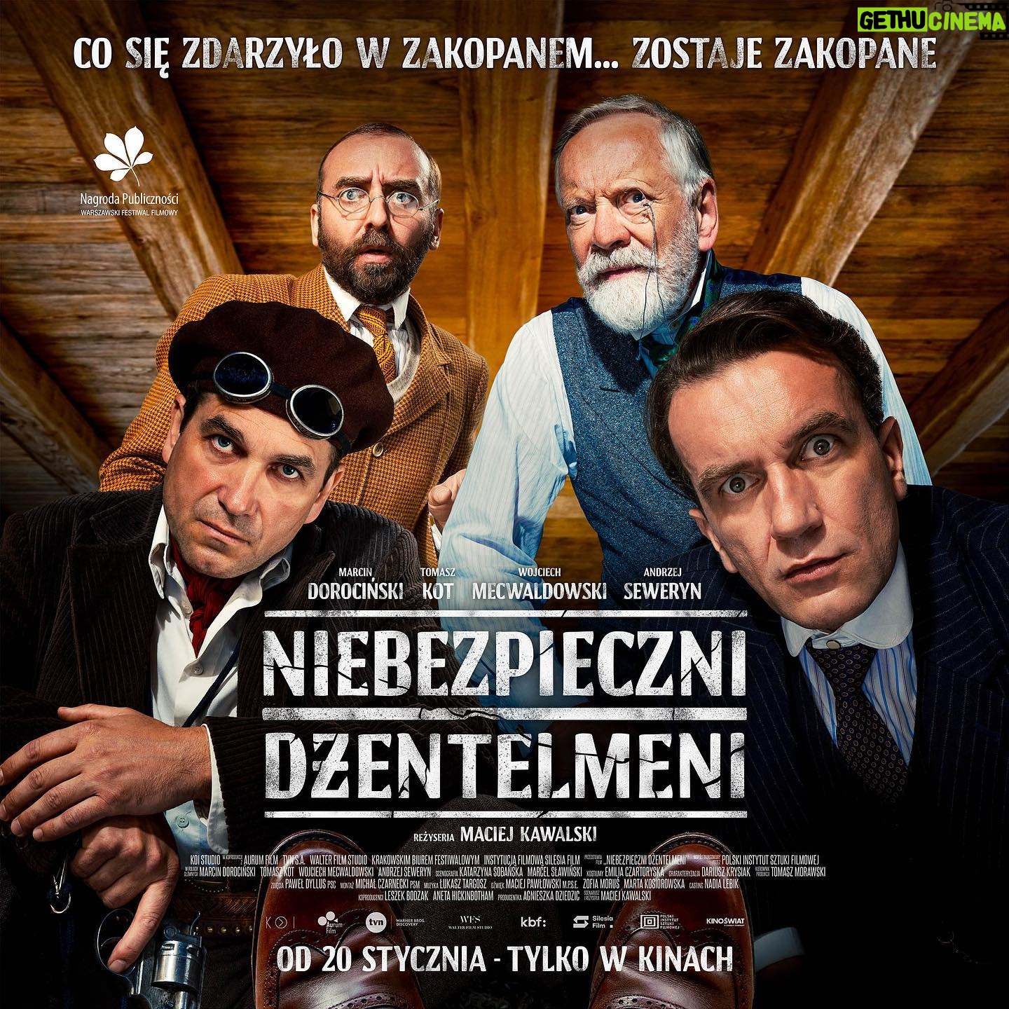 Marcin Dorociński - 3K Likes - Czołem Kochani!
Co się zdarzyło w Zakopanem, zostaje Zakopane!? O tym, czy tak jest faktycznie będziecie mogli przekonać się już 20.01.2023 - bo to właśnie wtedy „Niebezpieczni dżentelmeni” wejdą na ekrany. Gorąco Was zapraszam do kin, mam nadzieję, ze spotkamy się tam licznie. Nie tylko film jest tego wart, ale warto rownież wspierać kina - w tych trudnych dla nich czasach.
Wasz M.