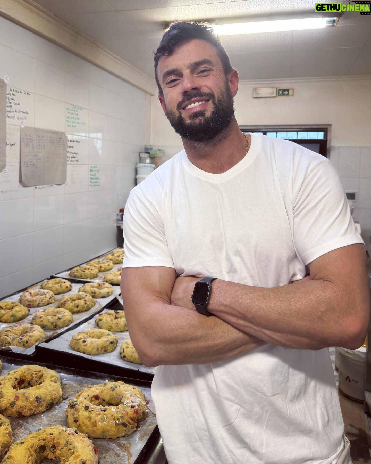 Marco Costa - 12.8K Likes - A todos os meus colegas de profissão, que dão o litro nesta época para que nada falte nas mesas das famílias que nos escolhem para adoçar a mesa de Natal, desejo muita força!
Estamos no inicio de uma maratona DURA para que nada falte!
Temos uma PROFISSÃO LINDA,
Dura e nem sempre reconhecida por quem nos procura, mas não é so por eu ser pasteleiro tambem mas considero nos a nós pasteleiros uns herois!
Forca a todos e Feliz Natal, estamos na reta final!
Vamoooos🙏🏽🍀💪🏼💚
