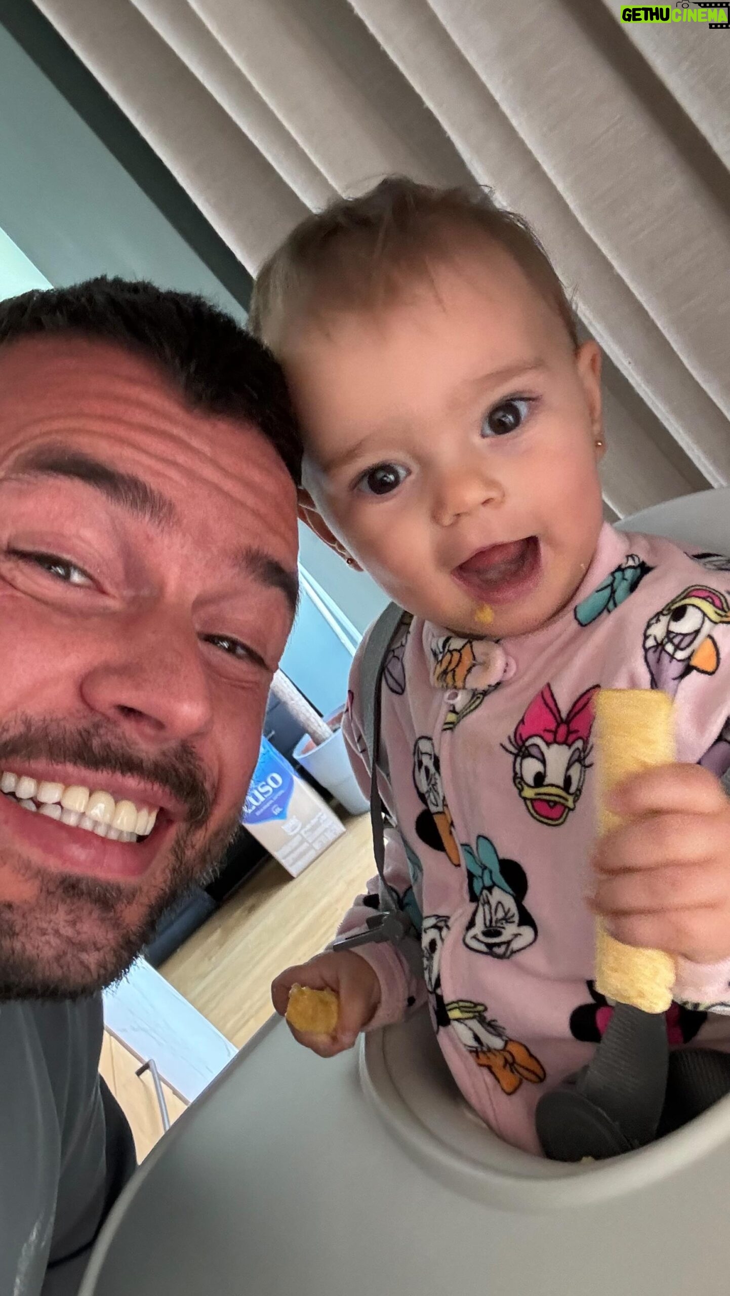Marco Costa - 20.4K Likes - Mais algum pai aqui que sempre que é a vez dele dar a papa aos seus pequenos parece que vao para uma “luta” de Boxe?
Quem mais ai ama esta briga de Pai e filhos?