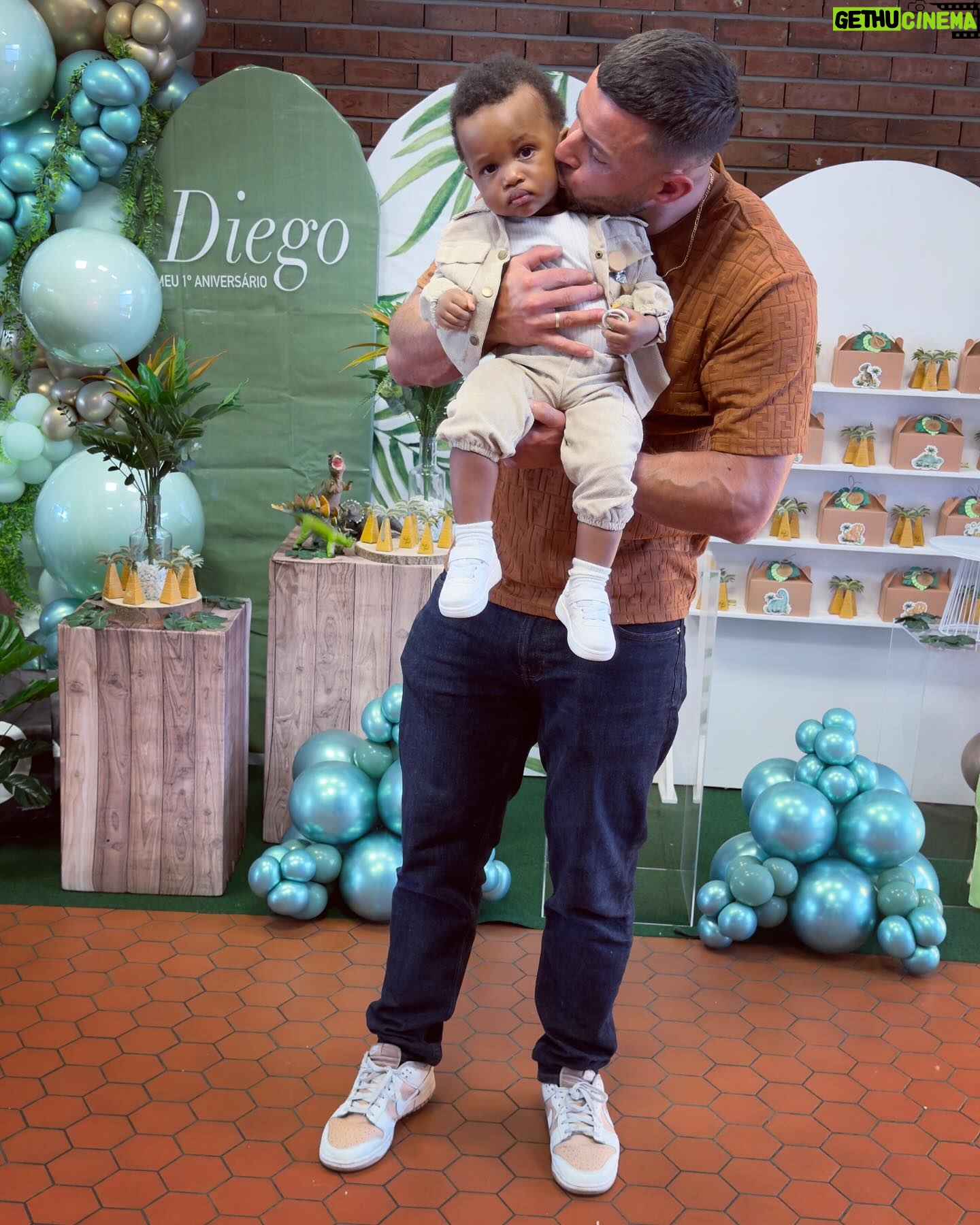 Marco Costa - 12.7K Likes - Familia é onde nos fazem sentir em casa!
Sou o Padrinho do Diego, filho de um irmao de escola, amigos ha mais de 20 anos, e da sua Zu que é um amor de pessoa💚.
A vida fez com que o @hugo_az_semedo_ fosse para Franca viver, mas nenhuma distancia afasta o que é verdadeiro!
Feliz pela família que construíste e mais feliz ainda por me sentir parte dela!
Como Padrinho não havia distância que me afastasse do 1o aniversário do meu lindo Diego! Na minha educação ser Padrinho é ser quase tudo o que um Pai é, e se nao for para ser assim nem aceito ser!
Prometo voltar mais forte no Funana hahaha vou pedir a @carolinamnpinto para praticar em casa 🤣
Obrigado Familia por este fim de semana
Estamos juntos
@ddelice_cake e @hugo_az_semedo_ 💚💚💚