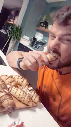 Marco Costa Instagram - Tempo de chuva e croissants com Kinder e Nutella

É a minha sugestão para estes dias chuvosos!

Voces que gostam de comer/fazer nestes dias?

Identifica 3 amigos o último  responder tem de te fazer esta receita🎅🏻🔥🤤😍