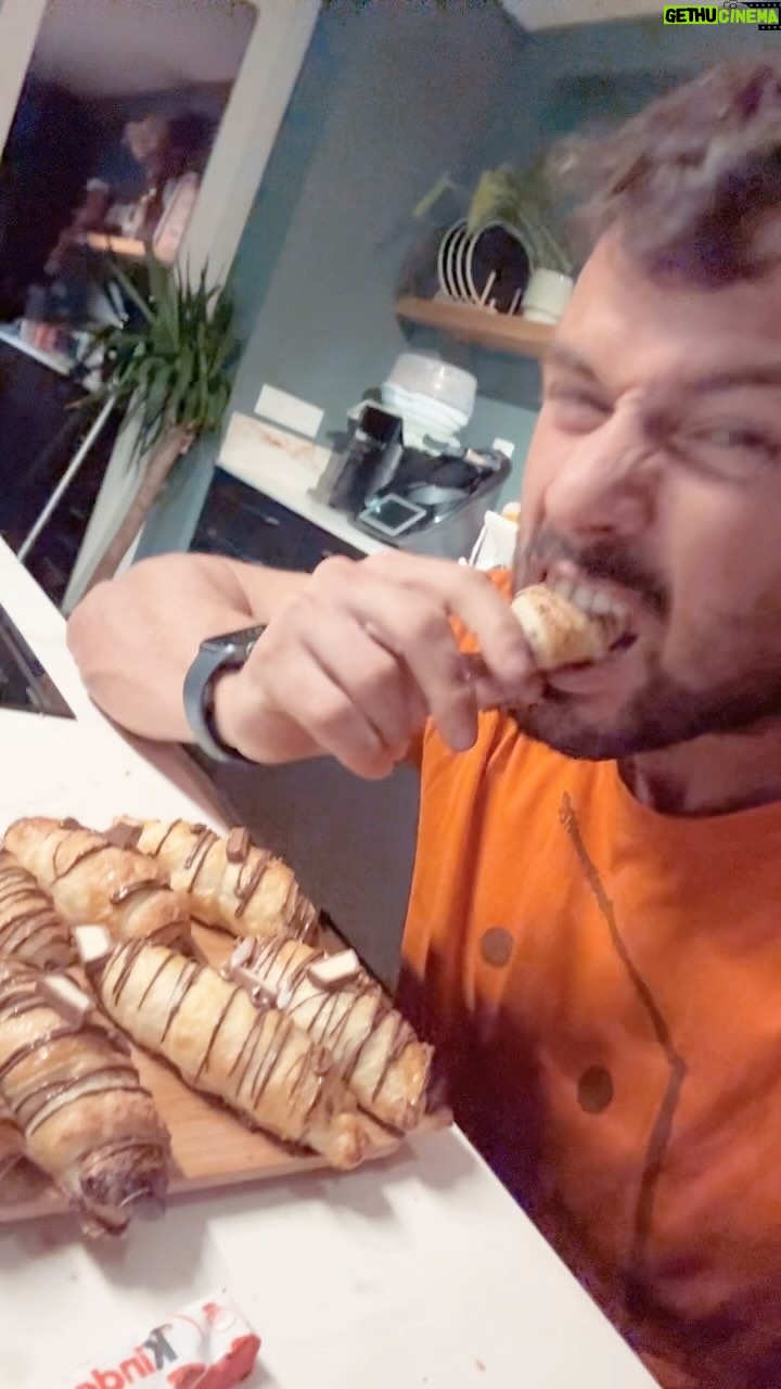 Marco Costa - 16.8K Likes - Tempo de chuva e croissants com Kinder e Nutella
É a minha sugestão para estes dias chuvosos!
Voces que gostam de comer/fazer nestes dias?
Identifica 3 amigos o último responder tem de te fazer esta receita🎅🏻🔥🤤😍