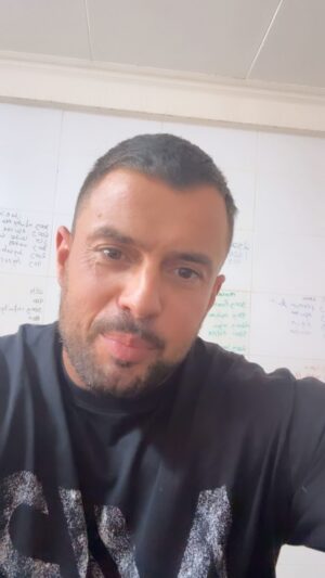 Marco Costa Instagram - Que sejamos todos mais o colo que acolhe do que o dedo que aponta!

Por muito fortes que achem que os outros são sejam gentis!
Ha lutas diárias vividas no Silencio!

Faço este desabafo numa tentativa de chamada de atencao!
Para que TODOS possamos ser os que ajudam e não os que julgam!

Ser Real nao te faz mais frágil mas sim Verdadeiro!

Sou dos que chora porque sou dos que não gosta de ver os outros mal!

Estamos juntos