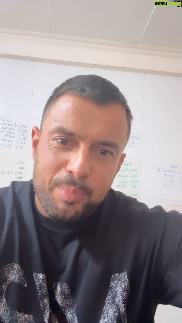 Marco Costa - 21.1K Likes - Que sejamos todos mais o colo que acolhe do que o dedo que aponta!
Por muito fortes que achem que os outros são sejam gentis!
Ha lutas diárias vividas no Silencio!
Faço este desabafo numa tentativa de chamada de atencao!
Para que TODOS possamos ser os que ajudam e não os que julgam!
Ser Real nao te faz mais frágil mas sim Verdadeiro!
Sou dos que chora porque sou dos que não gosta de ver os outros mal!
Estamos juntos