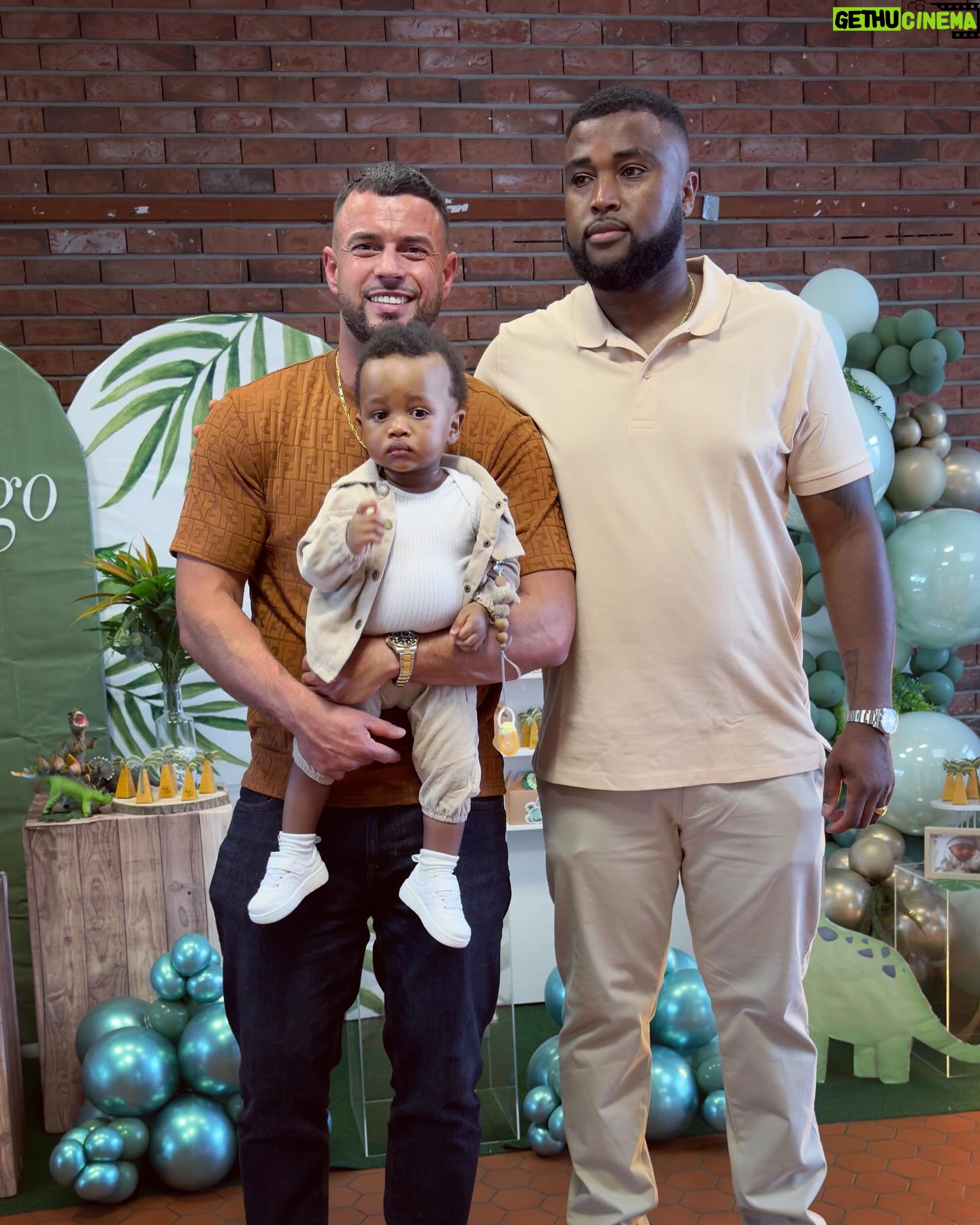 Marco Costa - 12.7K Likes - Familia é onde nos fazem sentir em casa!
Sou o Padrinho do Diego, filho de um irmao de escola, amigos ha mais de 20 anos, e da sua Zu que é um amor de pessoa💚.
A vida fez com que o @hugo_az_semedo_ fosse para Franca viver, mas nenhuma distancia afasta o que é verdadeiro!
Feliz pela família que construíste e mais feliz ainda por me sentir parte dela!
Como Padrinho não havia distância que me afastasse do 1o aniversário do meu lindo Diego! Na minha educação ser Padrinho é ser quase tudo o que um Pai é, e se nao for para ser assim nem aceito ser!
Prometo voltar mais forte no Funana hahaha vou pedir a @carolinamnpinto para praticar em casa 🤣
Obrigado Familia por este fim de semana
Estamos juntos
@ddelice_cake e @hugo_az_semedo_ 💚💚💚