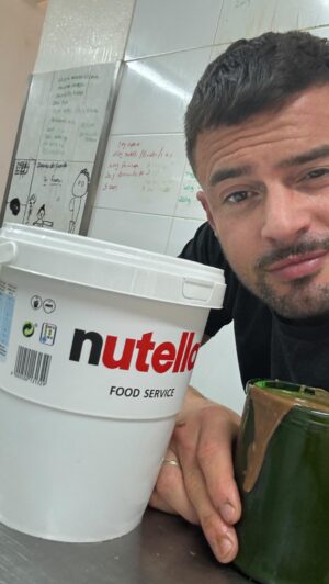 Marco Costa Instagram - Queres aprender a fazer uma Nutella caseira 
Sabor incrivel?

É FACIIIIIIL

Precisas 
3 canecas de avelas sem pele
1 caneca dê açúcar em pó
1/3 da caneca de cacau em pó
1 pitada de sal
1 uns 50 ml de oleo girassol 

Vê os passos no video!
Menciona aqueles teus amigos viciados em Nutella e não podem perder a receita!

Peço te que se gostaste des um like, partilhes e ajudes a crescer!

Deixa a tua opiniao nos comentários 

Estamos juntos
