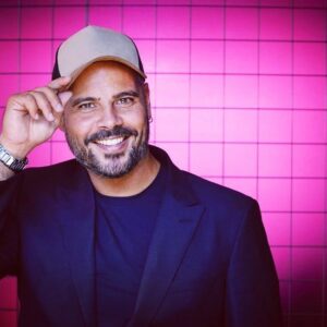 Marco D'Amore Instagram - I turned 41! 😎 Grato ai messaggi D’AMORE ❤️ ai pensieri dedicati e alle dolci parole che dalla mezzanotte mi piovono sulla crapa pelada come una doccia benefica!! Grazie dal profondo del mio (vecchio😊) cuore! Approfitto della vostra bontà per festeggiare un’altra importante ricorrenza: avevo 16 anni quando ho firmato la mia prima scrittura teatrale… se la matematica non è un’opinione quest’anno sono 25 ANNI DI CARRIERA! Brindo idealmente con voi alle gioie e ai dolori, ai successi e ai fallimenti agli incubi e ai sogni che solo le grandi passioni sanno regalare! Buona vita, ogni bene! Marchetiello 😊❤️