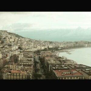 Marco D'Amore Instagram - Il progetto più folle e complesso che abbia mai realizzato. Un anno e mezzo di lavoro. Il desiderio di fare di Napoli un racconto universale che potesse parlare al mondo. Dentro c’è tutta la mia fantasia, la poesia con cui ancora guardo le cose e le persone, gli angoli bui del cuore, le mie mancanze. #NapoliMagica è un film incompleto, lacunoso, imperfetto, diverso. Per questo, soprattutto per questo mi piace! Non sentenzia … sospende … non conclude ma demanda al pubblico la facoltà di concludere il viaggio. Manca poco e si parte! 💙 Sarà dedicato a chi ancora sogna e ci crede a chi non teme le intemperie a chi ha bisogno di sanare le cicatrici che ha nell’anima. 

Indizi: 

Un canto lontano 

Un luogo segreto 

Un verso animale