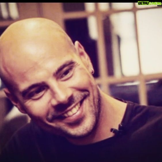 Marco D'Amore - 31.6K Likes - Quando si è all’indomani di una nuova avventura si deve sorridere, quali che siano gli ostacoli da superare. Questo anno nuovo mi metterà alle prese con una esperienza delicata e rischiosa ma faccio mie le parole di Moravia e le dedico a tutti quanti voi, qualunque sia l’ambito e l’impresa con cui vi misurate: “Al mondo non c’è coraggio e non c’è paura, ci sono solo coscienza e incoscienza. La coscienza è paura, l’incoscienza è coraggio”.