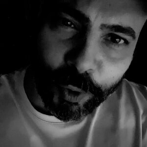 Marco D'Amore Instagram - Quarantadue primavere. Nella cabala napoletana, comunemente detta smorfia, 42 è ‘o caffè… mi piace pensare al caffè come ad un momento conviviale in cui la frenesia della vita si ferma per un tempo piccolo concedendoci di rallentare e parlarci e guardarci negli occhi… grazie dal profondo del cuore per i meravigliosi messaggi d’amore e di stima … so che sono incapace di rispondere a questa onda d’affetto ma sono a lavoro per parlarvi attraverso quello che so fare … #Caracas è quasi finito … nun vec ll’ora!!! 🖤