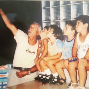 Marco D'Amore Instagram - Quando eravamo bambini, nonno Ciro, ci parlava delle stelle e dei pianeti e ci segnava col dito il disegno delle costellazioni. Tratteggiava una mappa di racconti tra scienza e mitologia, passando dai miti greci alla cabala napoletana. Ma soprattutto ci insegnava ad alzare lo sguardo, provando a vedere oltre. Voleva che fossimo noi a proiettare in cielo e in quegli astri, sogni di futuro. Ogni volta che ho abbassato la testa per la fatica o per la delusione, per sofferenza o soltanto per abitudine mi sei venuto in mente nonno. Ricordando te e i tuoi insegnamenti, le promesse fatte e la voglia ancora intatta di costruire tra le stelle i miei sogni, ho rialzato la testa ed ammirato il firmamento… ❤️