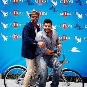 Marco D'Amore Instagram - ‼️POST A MALINCUNIA‼️ se tenete il quore fraceto o la pallina già scesa non vi leggete sto post … Cara Signora o Signor @salvatoreesposito alias Sasino … quando veniva la staggione mi ricordo che mi dicevi sempre “portimi sulla cannola e faciamo il giro del monte!” … bei tenpi! Oramai ti ai dimenticata di me … forze perché ti ai fidanzata … forze perché non ti piace più il mellone… o soltanto perché ti ai cambiata il sentimento… comunque AI SPARITA! vabbè … non sto piangendo mi è solo trasuto un tarallo di Castellammare nell’occhio! Voleva augurarti buone vacanze e spero solo che non ti abbandonino sull’autistrada! Cià nfamon… i dont lov iù più… #tappartengoiocitengosepromettopoimantengo 💔