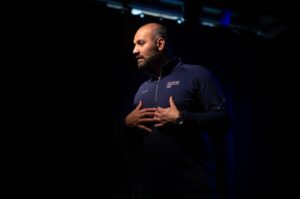 Marco Elsafadi Instagram - For deg som har et barn som blir mobbet, utestengt eller mistrives på skolen, les dette:

I opplæringsloven kapittel 9A-2 står det "alle elever har rett til å ha et trygt og godt skolemiljø som fremmer helse, trivsel og trygghet."

Mange frustrerte foreldre tar kontakt med meg og ber om hjelp når barna mistrives på skolen. Da har foreldrene på forhånd tatt kontakt med skolen uten å få nok eller riktig hjelp. Skolene har ikke klart å løse problemet for eleven, og foreldrene prøver i desperasjon andre alternativer. Ære være dere foreldre som fortsetter å lete etter hjelp. Jeg kan dessverre ikke løse slike alvorlige situasjoner, men jeg kan informere om hvor dere skal henvende dere for å få riktig hjelp. 

Dersom du opplever at skolen ikke tar situasjonen på alvor, eller ikke klarer å sikre elevens trygge og gode skolemiljø, så skal du ta kontakt med Statsforvalteren (www.statsforvalteren.no). Statsforvalteren har et ansvar for å gripe inn og stille skolen ansvarlig for å lage en godkjent aktivitetsplan, som både eleven og foreldrene skal finne tilfredsstillende. 

Det er skremmende at 93% av sakene som ble behandlet av statsforvalteren konkluderte med at skolene har brutt aktivitetsplikten sin, og dermed sviktet elevene sine. 

Og hvorfor gruer 1 av 5 elever seg til å gå på skolen (ifølge ungdata.no). 

Jo, fordi skolene mangler kompetanse på dette området...
Det er lite hjelp i en fantastisk god opplæringslov kapittel 9A hvis skolene ikke evner å innfri sin plikt til å skape et trygt og godt skolemiljø. 

Kunnskapsminister Tonje Brenna har gitt Utdanningsdirektoratet i oppdrag å vurdere hva slags kompetanse skolene og barnehagene trenger for å bli bedre på forebygging av mobbing. 

Jeg er spent på tempoet til Utdanningsdirektoratet i denne prosessen. Kunnskapen om hva som skal til har vi jo hatt i mange år, så la oss ikke kaste bort tid på å finne opp kruttet på nytt. 

Vi er mange som har jobbet forebyggende i årevis, med gode resultater. Nå må Utdanningsdirektoratet effektivt kalle inn de gode kreftene og rulle ut kunnskapen til alle skolene...

Vi har ingen tid å miste, for vi har ingen elever å miste. #unify #gleding #mot #denene