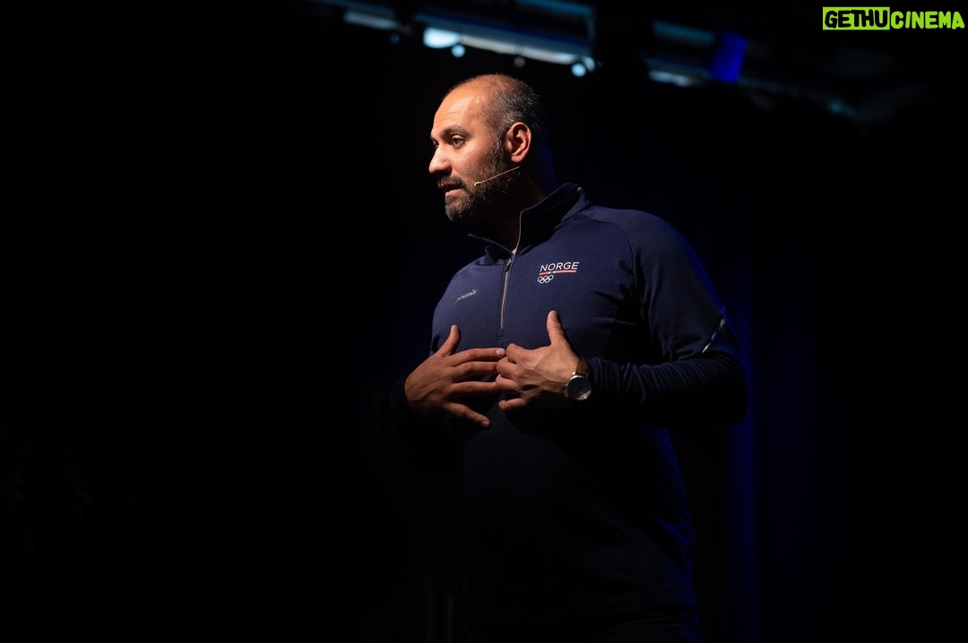 Marco Elsafadi - 307 Likes - For deg som har et barn som blir mobbet, utestengt eller mistrives pƄ skolen, les dette:
I opplæringsloven kapittel 9A-2 stÄr det "alle elever har rett til Ä ha et trygt og godt skolemiljø som fremmer helse, trivsel og trygghet."
Mange frustrerte foreldre tar kontakt med meg og ber om hjelp nĆ„r barna mistrives pĆ„ skolen. Da har foreldrene pĆ„ forhĆ„nd tatt kontakt med skolen uten Ć„ fĆ„ nok eller riktig hjelp. Skolene har ikke klart Ć„ lĆøse problemet for eleven, og foreldrene prĆøver i desperasjon andre alternativer. Ćre vƦre dere foreldre som fortsetter Ć„ lete etter hjelp. Jeg kan dessverre ikke lĆøse slike alvorlige situasjoner, men jeg kan informere om hvor dere skal henvende dere for Ć„ fĆ„ riktig hjelp.
Dersom du opplever at skolen ikke tar situasjonen pÄ alvor, eller ikke klarer Ä sikre elevens trygge og gode skolemiljø, sÄ skal du ta kontakt med Statsforvalteren (www.statsforvalteren.no). Statsforvalteren har et ansvar for Ä gripe inn og stille skolen ansvarlig for Ä lage en godkjent aktivitetsplan, som bÄde eleven og foreldrene skal finne tilfredsstillende.
Det er skremmende at 93% av sakene som ble behandlet av statsforvalteren konkluderte med at skolene har brutt aktivitetsplikten sin, og dermed sviktet elevene sine.
Og hvorfor gruer 1 av 5 elever seg til Ä gÄ pÄ skolen (ifølge ungdata.no).
Jo, fordi skolene mangler kompetanse pƄ dette omrƄdet...
Det er lite hjelp i en fantastisk god opplæringslov kapittel 9A hvis skolene ikke evner Ä innfri sin plikt til Ä skape et trygt og godt skolemiljø.
Kunnskapsminister Tonje Brenna har gitt Utdanningsdirektoratet i oppdrag Ƅ vurdere hva slags kompetanse skolene og barnehagene trenger for Ƅ bli bedre pƄ forebygging av mobbing.
Jeg er spent pƄ tempoet til Utdanningsdirektoratet i denne prosessen. Kunnskapen om hva som skal til har vi jo hatt i mange Ƅr, sƄ la oss ikke kaste bort tid pƄ Ƅ finne opp kruttet pƄ nytt.
Vi er mange som har jobbet forebyggende i Ƅrevis, med gode resultater. NƄ mƄ Utdanningsdirektoratet effektivt kalle inn de gode kreftene og rulle ut kunnskapen til alle skolene...
Vi har ingen tid Ć„ miste, for vi har ingen elever Ć„ miste. #unify #gleding #mot #denene