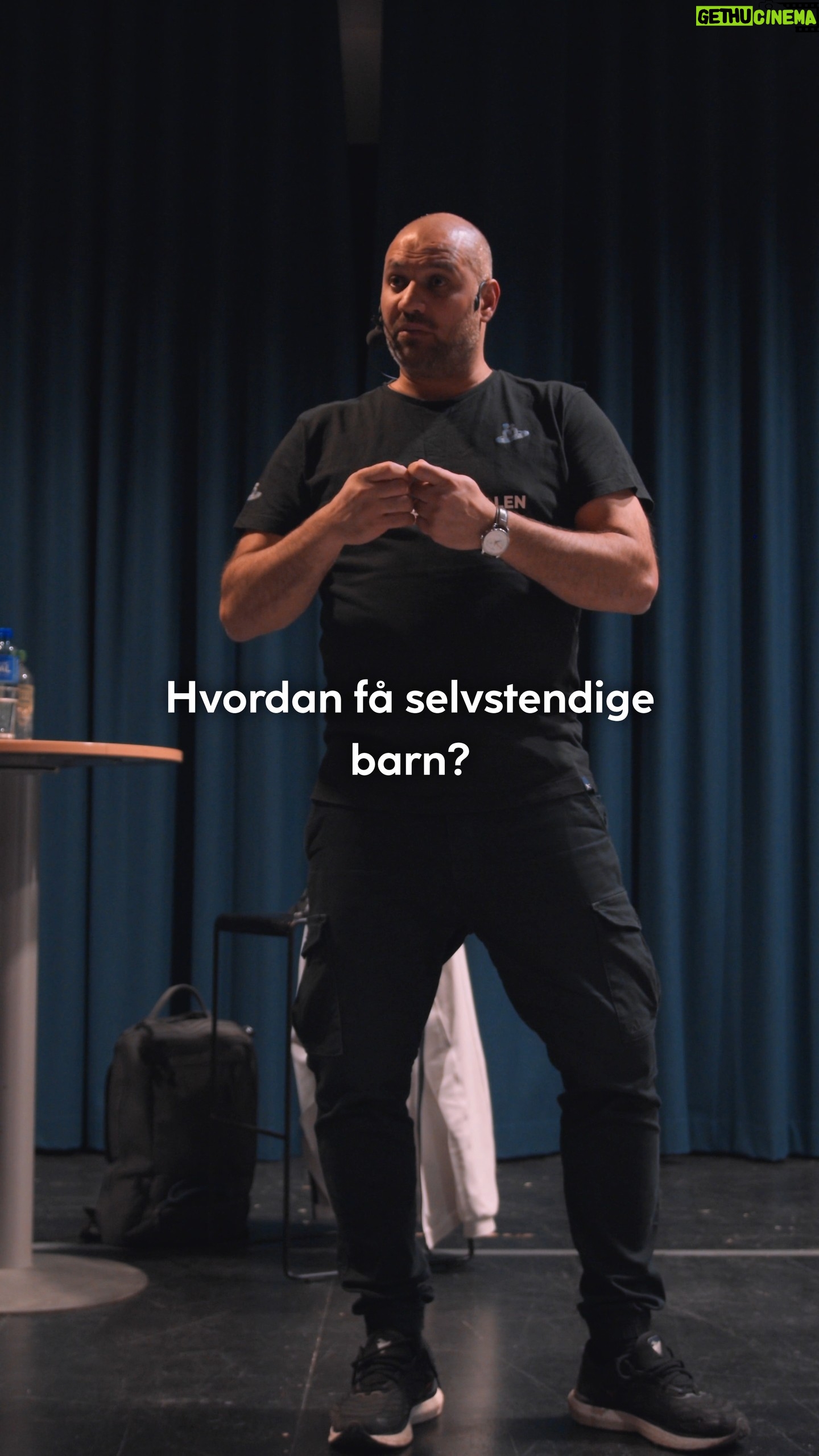 Marco Elsafadi - 440 Likes - Foreldre som stiller barna sine kloke og relevante spørsmål, bidrar til å utvikle barnas interesse for dialog.
Barna vil også forplikte seg mer til å søke gode svar og bli mer ansvarlige.
I det lange løp bli barn og ungdom mer selvstendige og tryggere på seg selv.
Hva spør du barna dine om, og hvorfor? 🤷🏽♂️♥️
#relasjoner #norge