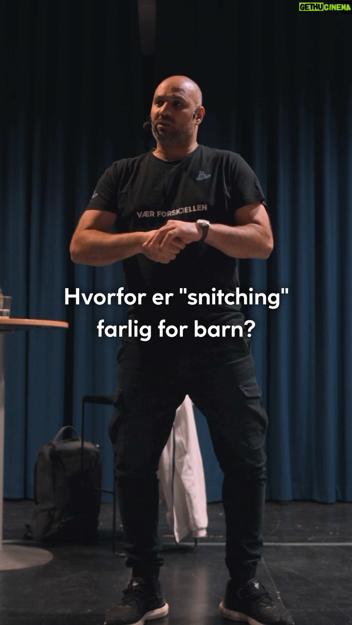 Marco Elsafadi - 4.1K Likes - Ungdomstiden er krevende for mange, men utfordringene ungdom står i har endret seg de siste årene. Frykten for å bli stemplet som snitch er stor og preger mange ungdommer sine valg. Dette er nytt for oss voksne, og dermed vanskelig å gjøre noe med.
Til ungdommen;
Hver gang dere bruke ordet «snitch», blåser dere liv og styrke i begrepet. Det beste dere kan gjøre er å slutte å bruke ordet og minne hverandre på det hvis en venn glemmer seg. Med tiden vil ordet gradvis forsvinne igjen.
Til voksne;
Snakk med ungdommene om hvordan de opplever kulturen rundt «snitching» og forklar viktigheten av å bry seg om hverandre og om egen psykisk helse. Ungdom trenger å sette ord på de vanskelige følelsene som av og til dukker opp.
#snitching #barn #norge
