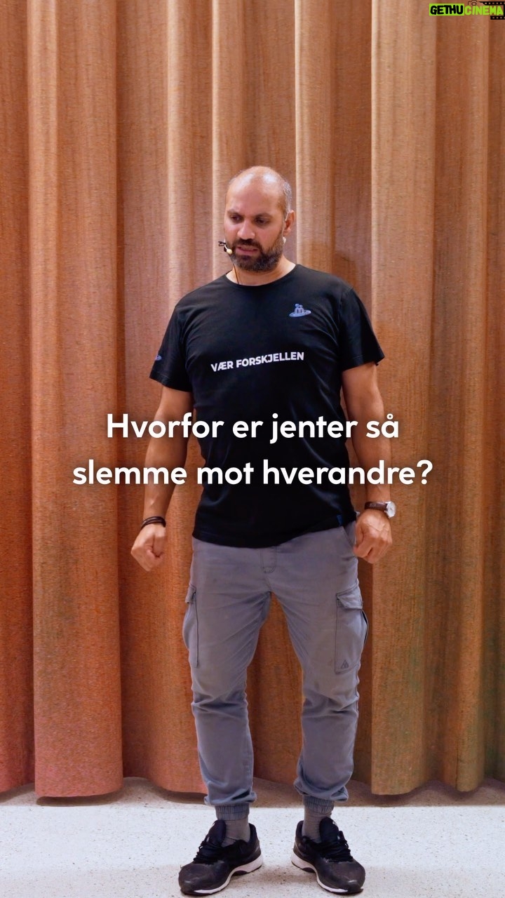 Marco Elsafadi - 11.9K Likes - Barn lager ofte egne leker, og innimellom blir det mer alvor enn lek. Hvis barnet ditt kommer hjem en dag og forteller om en ugrei lek i skolen, så anbefaler jeg å involvere skolen. Ved at læreren kan ta dette opp i klassen, unngår du som forelder å utlevere ditt barn, noe som er sannsynlig at du ville gjort dersom du selv tok affære.
#barn #norge