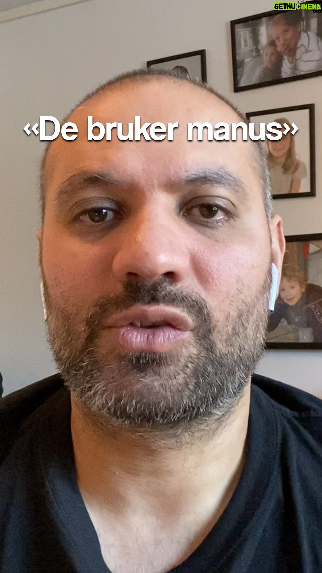 Marco Elsafadi - 265 Likes - «Hadde de ikke blitt tatt så ville de aldri sagt unnskyld». «Aldri tilgi dem». Rasisme-filmen har skapt engasjement, og det har også filmen der guttene sier unnskyld. Av respekt for folk som skriver i kommentarfeltet, har jeg etter beste evne prøvd å besvare alle kommentarer.
Nå ønsker jeg å dele noen av mine perspektiv, gjennom denne filmen.
Takk til alle som bryr seg om dette viktige temaet. ❤️🙏🏼