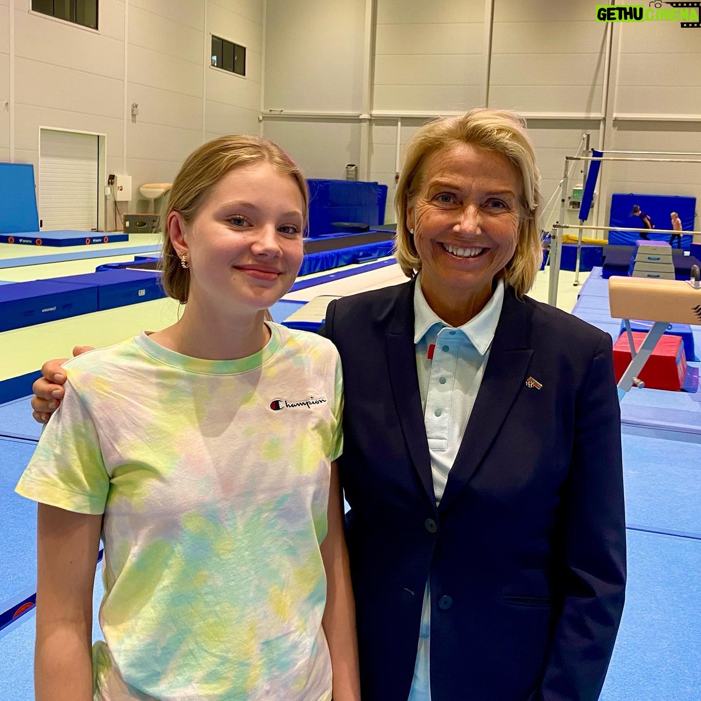 Marco Elsafadi - 233 Likes - Idrettspresident Berit KjĆøll besĆøkte Bergen i dag og mĆøtte blant annet Frida pĆ„ 14 Ć„r som uttalte at hun har klare ambisjoner om OL deltakelse i turn. Frida inspirerte meg til Ć„ teste trampet i Ć
sane Arena. Et anlegg pÄ 30 000 kvadratmeters aktivitetsflate. Her skal det praktiseres «Idrettsglede for alle».
Tusen takk for hyggelig omvisning Roald Bruun-Hanssen.
Vi hadde ogsÄ et fruktbart møte mellom NIF, Vestland Idrettskrets og byrÄdsleder Roger Valhammer. Bergen kommune satser pÄ barn og idrett. Det er vi stolte av. Veldig fint Ä høre om ambisjonene om en Fysak hall i hver bydel, sÄ det er aktivitetsmuligheter ogsÄ for de som ikke driver organisert idrett.
Takk for en inspirerende dag pĆ„ mange mĆ„ter. šš½ā¤ļø
#Ƅsanearena #vestlandidrettskrets #nif #bergenkommune