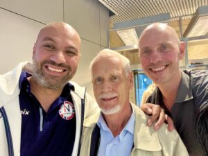 Marco Elsafadi Instagram - Plutselig gikk jeg rett på to av mine helter på Flesland. 
Ingvard Wilhelmsen har i mange år inspirert mennesker med sine kloke ord og morsomme foredrag. Livet er definitivt et usikkert prosjekt. 

Dag Nordanger er den kloke psykologspesialisten, som mestrer å forklare svært avanserte detaljer om traumer, på en lettfattelig og god måte.

Dere to betyr mye for mange og jeg digger dere og heier på dere. 🙌🏽♥️