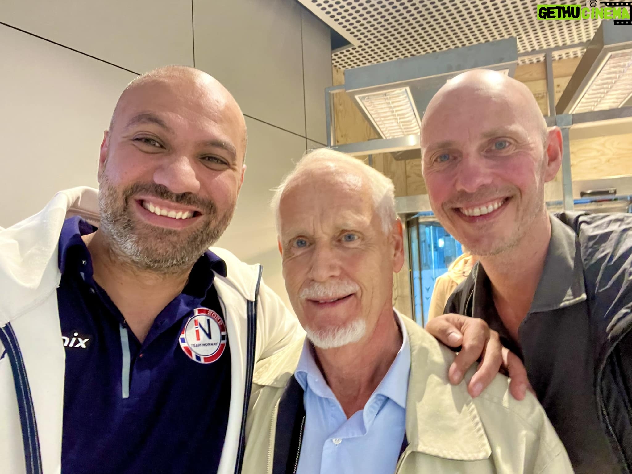 Marco Elsafadi - 519 Likes - Plutselig gikk jeg rett pƄ to av mine helter pƄ Flesland.
Ingvard Wilhelmsen har i mange Ƅr inspirert mennesker med sine kloke ord og morsomme foredrag. Livet er definitivt et usikkert prosjekt.
Dag Nordanger er den kloke psykologspesialisten, som mestrer Ƅ forklare svƦrt avanserte detaljer om traumer, pƄ en lettfattelig og god mƄte.
Dere to betyr mye for mange og jeg digger dere og heier pĆ„ dere. šš½ā„ļø