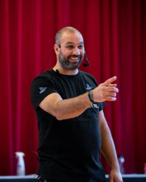 Marco Elsafadi Instagram - Det er alltid inspirerende og lærerikt å ha foredrag for elever. Nå er det vinterferie, og mange ungdommer isolerer seg litt ekstra. Ta vare på dere selv og hverandre. Hvis du er litt bekymret for en venn eller venninne, så ring dem. 
Besøk dem, eller inviter dem på besøk. Den beste medisinen mot ensomhet er nærhet og samspill. 

God vinterferie alle sammen.❤️🙏🏽

🎬 @gventertainment_ 

#værforskjellen #bestsammen
#værsnilllitttil