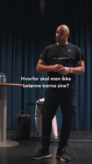 Marco Elsafadi Instagram - Barn og ungdom liker å bli stilt krav til og trenger å utvikle ansvarsfølelsen. Da er det viktig at vi delegerer oppgaver til barn basert på deres alder og evner. Begynn med dette så tidlig som mulig. 

Vi må være bevisste på forskjellen på indre motivasjon kontra ytre motivasjon. 

Indre motivasjon er når barnet gjør sin plikt fordi det føles riktig og viktig. Det kan naturligvis også være lystbetont, men ikke alltid. Dette bør roses og anerkjennes. 

Ytre motivasjon er når barnet gjør en oppgave for å få en belønning. Ved at gjøremål belønnes over tid, vil den indre motivasjonen bli redusert.

Hvis du ønsker å belønne ditt barn med en gode fordi det er fortjent, la det være spontant og gjerne i kombinasjon med en god forklaring og ros, det nærer den indre motivasjonen. 

#foreldre #barn #norge
