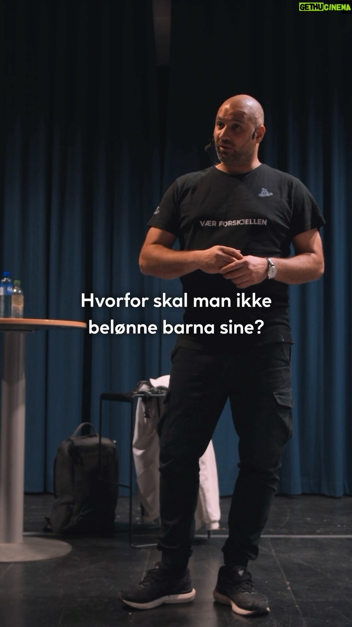 Marco Elsafadi - 5.3K Likes - Barn og ungdom liker å bli stilt krav til og trenger å utvikle ansvarsfølelsen. Da er det viktig at vi delegerer oppgaver til barn basert på deres alder og evner. Begynn med dette så tidlig som mulig.
Vi må være bevisste på forskjellen på indre motivasjon kontra ytre motivasjon.
Indre motivasjon er når barnet gjør sin plikt fordi det føles riktig og viktig. Det kan naturligvis også være lystbetont, men ikke alltid. Dette bør roses og anerkjennes.
Ytre motivasjon er når barnet gjør en oppgave for å få en belønning. Ved at gjøremål belønnes over tid, vil den indre motivasjonen bli redusert.
Hvis du ønsker å belønne ditt barn med en gode fordi det er fortjent, la det være spontant og gjerne i kombinasjon med en god forklaring og ros, det nærer den indre motivasjonen.
#foreldre #barn #norge
