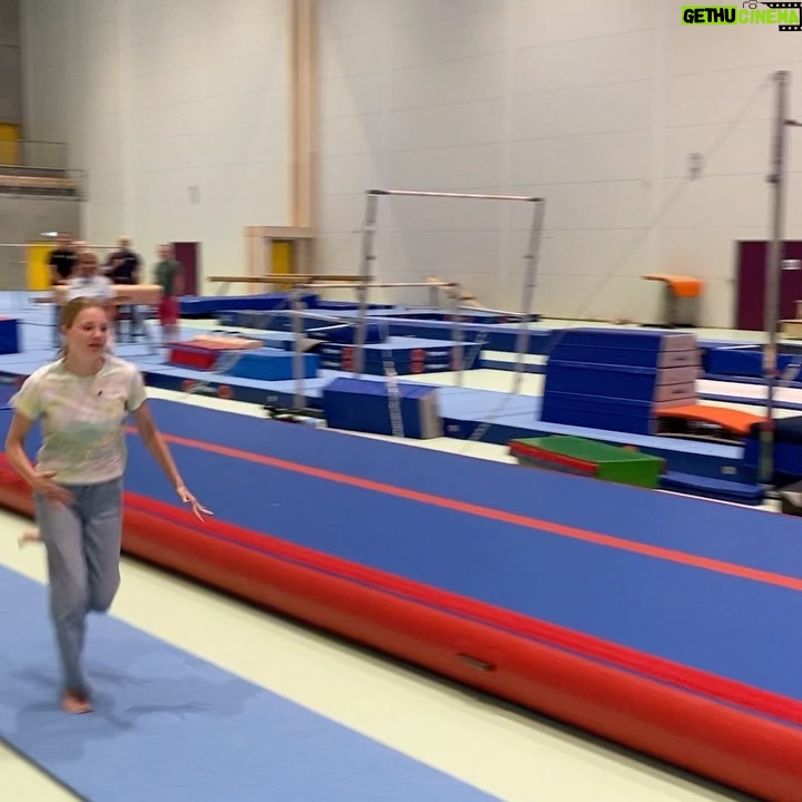 Marco Elsafadi - 233 Likes - Idrettspresident Berit Kjøll besøkte Bergen i dag og møtte blant annet Frida på 14 år som uttalte at hun har klare ambisjoner om OL deltakelse i turn. Frida inspirerte meg til å teste trampet i Åsane Arena. Et anlegg på 30 000 kvadratmeters aktivitetsflate. Her skal det praktiseres «Idrettsglede for alle».
Tusen takk for hyggelig omvisning Roald Bruun-Hanssen.
Vi hadde også et fruktbart møte mellom NIF, Vestland Idrettskrets og byrådsleder Roger Valhammer. Bergen kommune satser på barn og idrett. Det er vi stolte av. Veldig fint å høre om ambisjonene om en Fysak hall i hver bydel, så det er aktivitetsmuligheter også for de som ikke driver organisert idrett.
Takk for en inspirerende dag på mange måter. 🙏🏽❤️
#åsanearena #vestlandidrettskrets #nif #bergenkommune