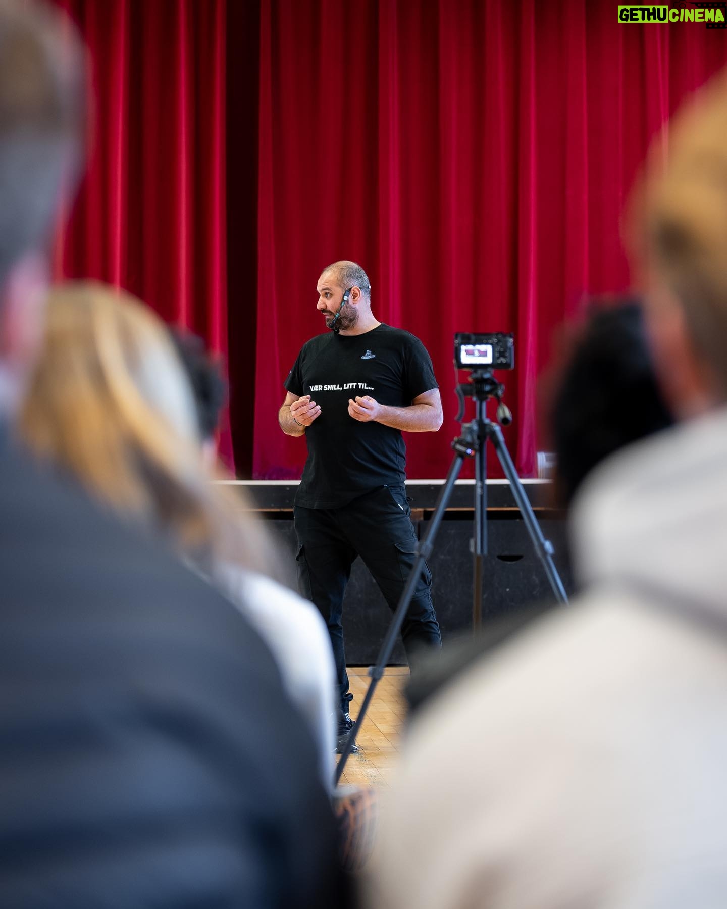 Marco Elsafadi - 302 Likes - Det er alltid inspirerende og lƦrerikt aĢ ha foredrag for elever. NaĢ er det vinterferie, og mange ungdommer isolerer seg litt ekstra. Ta vare paĢ dere selv og hverandre. Hvis du er litt bekymret for en venn eller venninne, saĢ ring dem.
BesĆøk dem, eller inviter dem paĢ besĆøk. Den beste medisinen mot ensomhet er nƦrhet og samspill.
God vinterferie alle sammen.ā¤ļøšš½
š¬ @gventertainment_
#vƦrforskjellen #bestsammen
#vƦrsnilllitttil