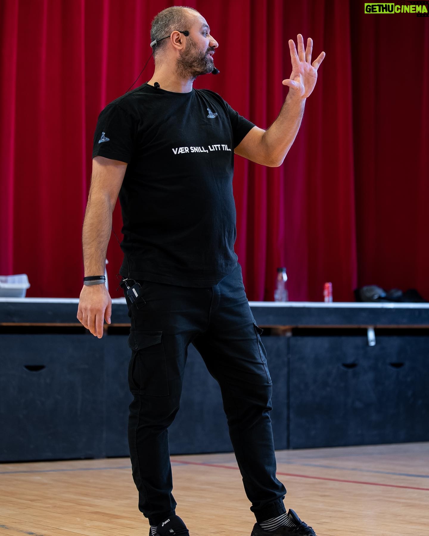 Marco Elsafadi - 302 Likes - Det er alltid inspirerende og lƦrerikt aĢ ha foredrag for elever. NaĢ er det vinterferie, og mange ungdommer isolerer seg litt ekstra. Ta vare paĢ dere selv og hverandre. Hvis du er litt bekymret for en venn eller venninne, saĢ ring dem.
BesĆøk dem, eller inviter dem paĢ besĆøk. Den beste medisinen mot ensomhet er nƦrhet og samspill.
God vinterferie alle sammen.ā¤ļøšš½
š¬ @gventertainment_
#vƦrforskjellen #bestsammen
#vƦrsnilllitttil