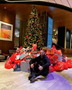 Marco Elsafadi Instagram - I resepsjonen på alle Clarion hotellene til @petterstordalen, finner vi prosjektet «ensomt juletre». Her kan vi levere gaver, som doneres videre til de som kanskje ikke ville fått julegaver i år. Det var rørende å se alle gavene «under» juletreet på The Hub da jeg sjekket inn. Fikk også vite at flere allerede har blitt omplassert. Men det er alltids plass til flere...

#deledobbelglede #raushet #bestsammen