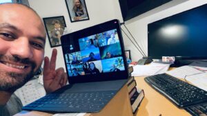 Marco Elsafadi Instagram - Fem Webinarer på fire dager fra hjemmekontoret. Fantastisk å «møte» folk, selv om det kun er digitalt. Det funker. 
Den femte dagen var det tid til å leke litt på kontoret, med mine «kolleger» i heimen. 🙏🏽❤️
Nyt de små «forstyrrelsene» på hjemmekontorene, de er i grunnen det mest magiske som skjer... god helg alle sammen. 

www.marco.no