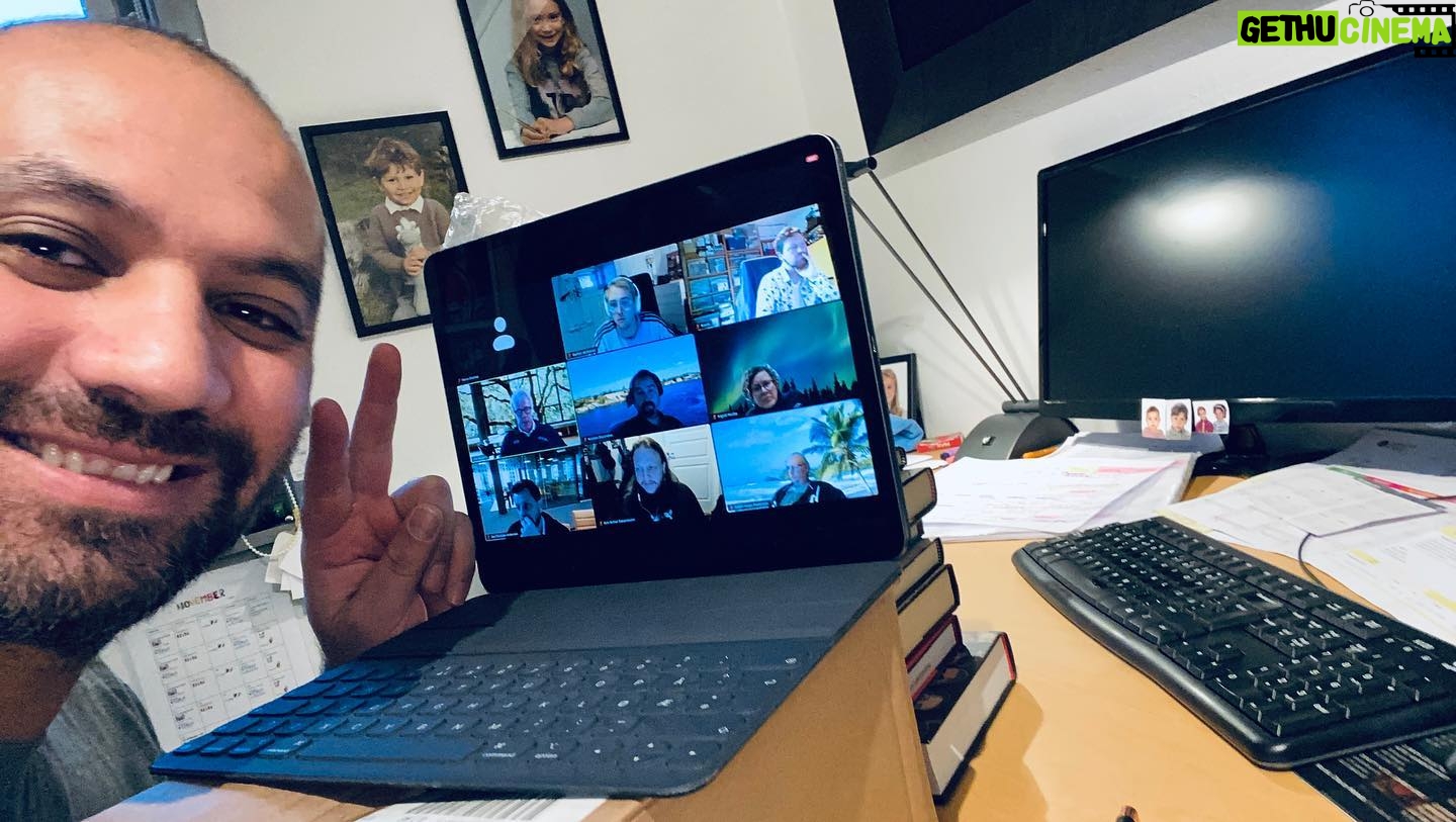 Marco Elsafadi - 184 Likes - Fem Webinarer på fire dager fra hjemmekontoret. Fantastisk å «møte» folk, selv om det kun er digitalt. Det funker.
Den femte dagen var det tid til å leke litt på kontoret, med mine «kolleger» i heimen. 🙏🏽❤️
Nyt de små «forstyrrelsene» på hjemmekontorene, de er i grunnen det mest magiske som skjer... god helg alle sammen.
www.marco.no