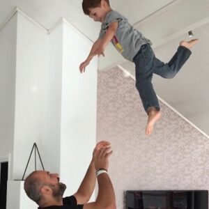 Marco Elsafadi Instagram - Håper alle har hatt en fin sommer så langt. Snart er vi i august og da kan det være fint å begynne å tenke på høsten og hverdagen etter ferien. 

Da bør oss foreldre hjelpe barna inn i gode rutiner. For noen av oss vil det gå forholdsvis enkelt, mens for andre betyr det grensesettinger, krav og kjedelige konfrontasjoner. 

Torsdag 5.august kl.1930 arrangerer jeg enda et gratis webinar for foreldre med samme tittel som sist:
«Hvordan bedre dialogen med ditt barn, uten å bli avvist». 

Der skal jeg dele mine beste råd for hvordan etablere gode samtaler med barna våre, og hvordan styrke barnas selvtillit og selvfølelse. 

Ønsker du å bli med på webinaret, klikk på linken under og meld deg på. 

Kjenner du noen som kunne tenke seg å bli med, så er det bare å dele denne linken med vedkommende. 

Ha en fortsatt fin sommer, så håper jeg vi sees snart. 

https://kurs.marco.no/registration